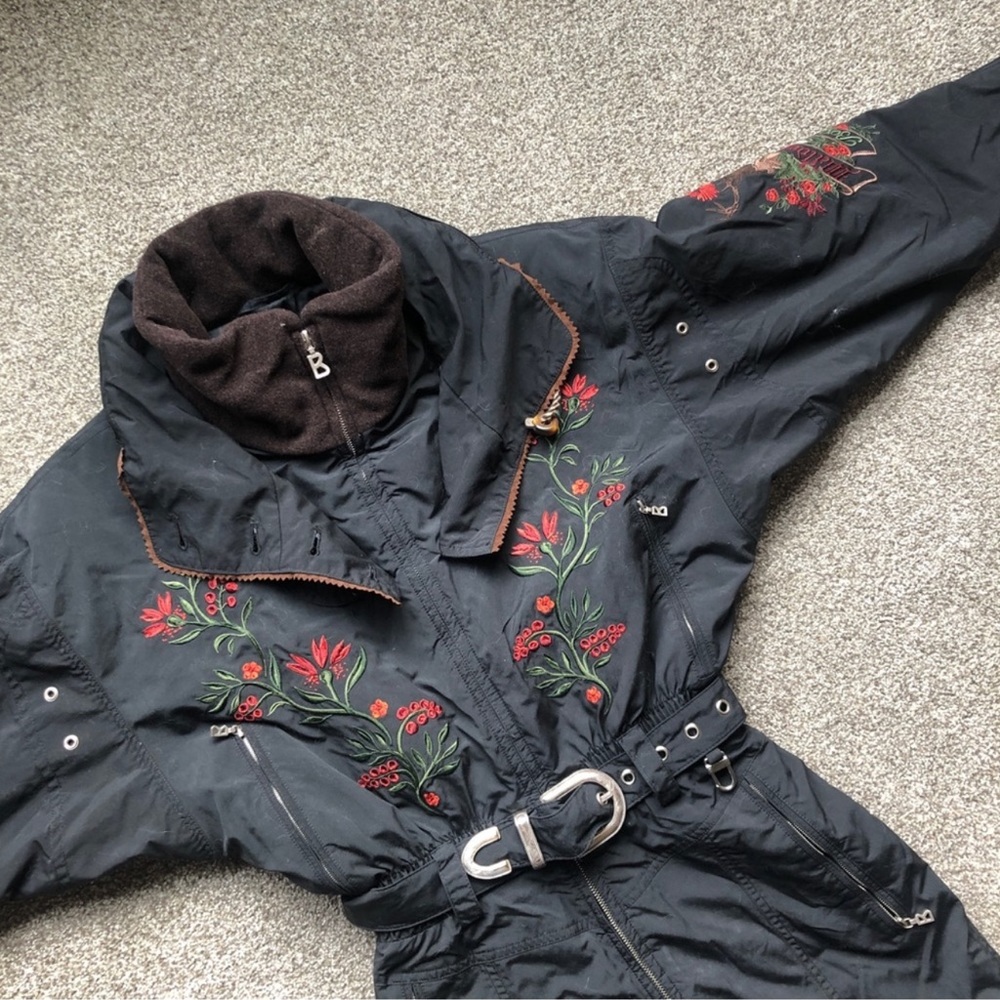 Bought this cute vintage ski suit on Poshmark but unfortunately it doesn’t fit:(